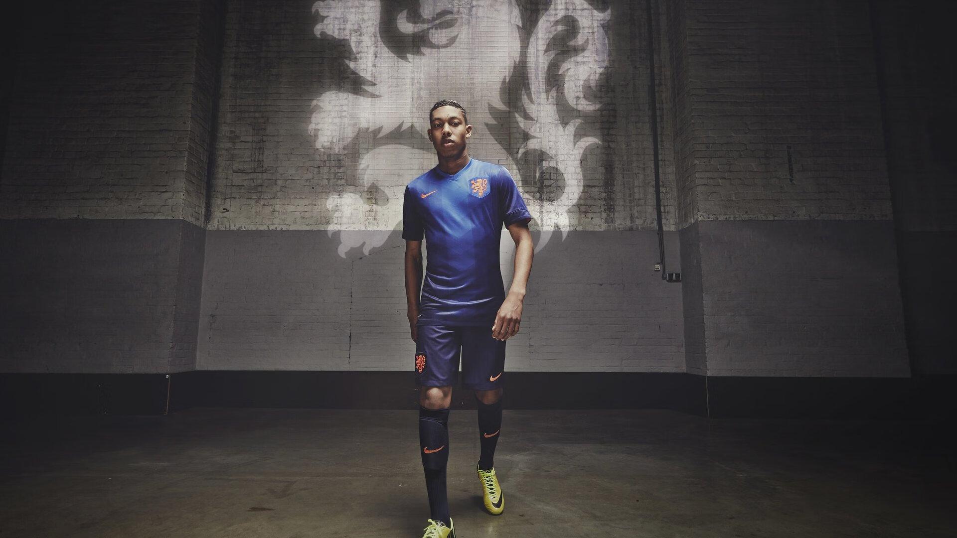 冰球联赛激战正酣，豪门对决引爆球迷热情，新秀表现抢眼